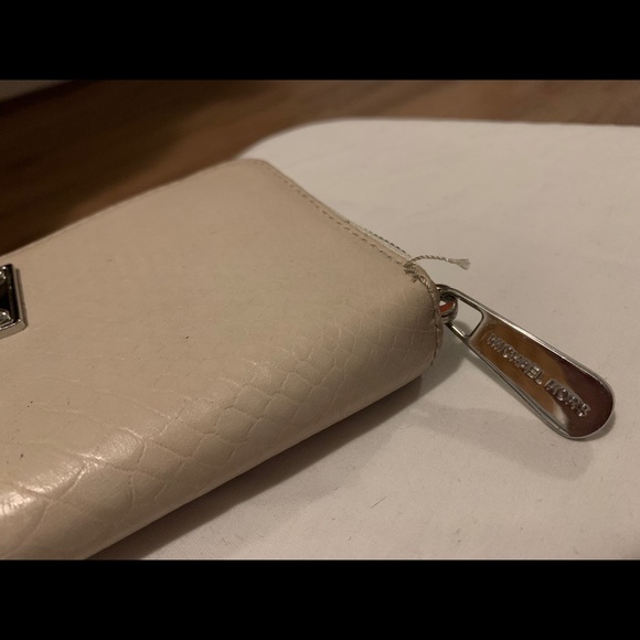 Michael Kors Zip Around Wallet. - Picture 6 of 8